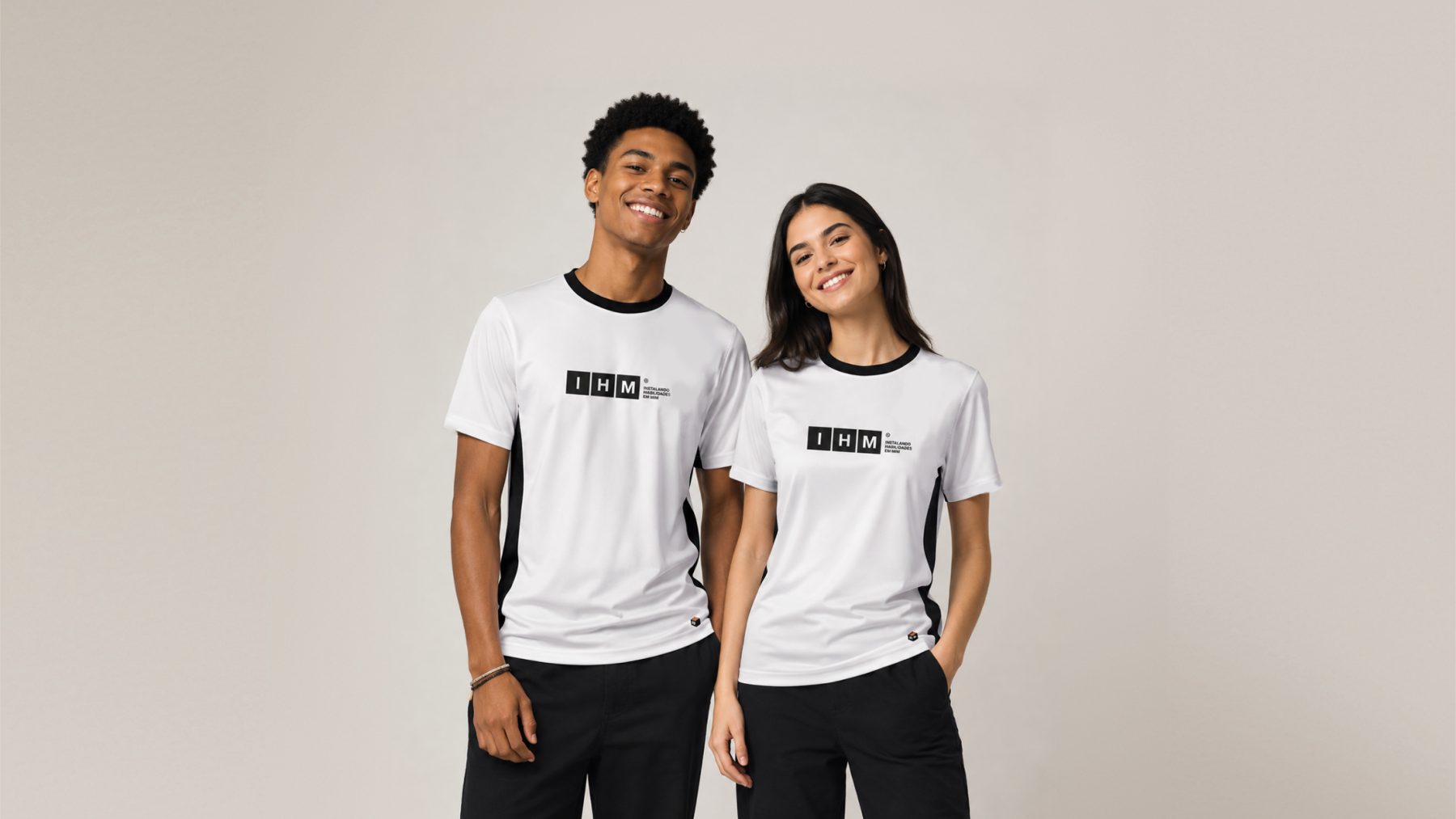 Dois alunos sorrindo com camisetas da IHM Educação
